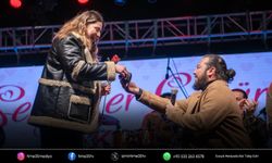 Kuşadası’nda konserde evlenme teklifi