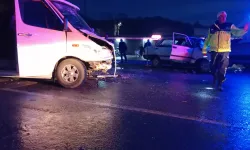 Servis minibüsü ile otomobil çarpıştı: 7 yaralı