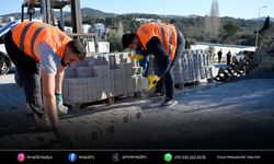 Kuşadası’nda yol yenileme çalışmaları devam ediyor