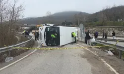 İşçi servis midibüsü devrildi: 1 ölü, 20 yaralı