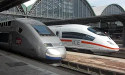 Hızlı tren kamyonla çarpıştı: 1 ölü, 27 yaralı