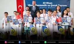 Buca’da 23 Nisan coşkusu havuza taşındı