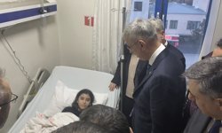 Bakanlar Maraş’ta yaralı öğrencileri ziyaret etti