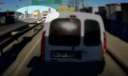 Kırmızı ışıkta geçen kamyon dehşet saçtı