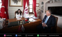 Urla’da başkanlık koltuğuna çocuk  meclisi başkanı oturdu