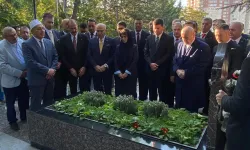 Bahçeli, Türkeş'in mezarını ziyaret etti