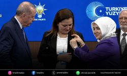 Burcu Köksal AK Parti’ye katılarak rozetini taktı