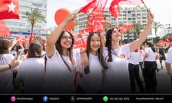 İzmir’de binlerce kişi 19 Mayıs’ı meydanlarda kutladı