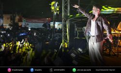 Emiralem Çilek Festivali’nde binlerce kişi meydanı doldurdu