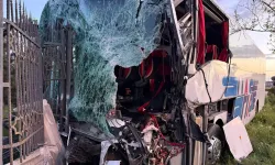 Yolcu otobüsü, TIR'a çarptı: 1 ölü, 8 yaralı