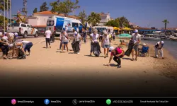 Karaburun'da denizden 750 kilo atık çıkarıldı