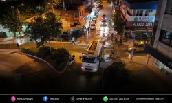 Seferihisar'da cadde ve sokaklar gece saatlerinde yıkanarak temizleniyor