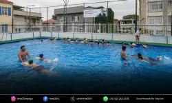 İzmir Büyükşehir'in portatif havuzu çocuklarla buluştu
