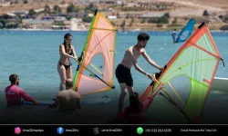 İzmir’de Büyükşehir’den gençlere sörf deneyimi