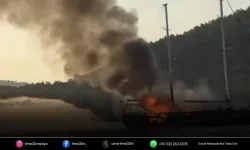 Alevlere teslim olan tekne denize gömüldü
