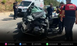 Otomobiller çarpıştı: 1 ölü, 2 yaralı