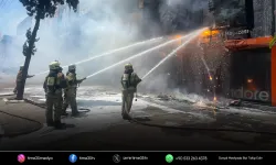 İzmir'de mobilya mağazasında korkutan yangın