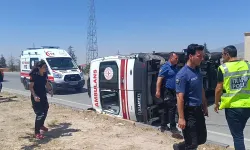 Kavşakta feci kaza! Ambulans devrildi
