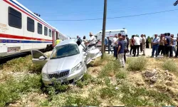 Tren, hemzemin geçitte otomobile çarptı