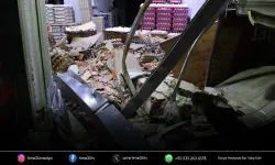 Kontrolden çıkan otomobil iki iş yerini birbirine kattı