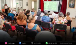 Karşıyaka’da çınarlar film eşliğinde örgü ördü