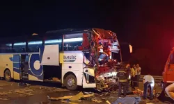 Yolcu otobüsü TIR’a çarptı: 2 ölü, 17 yaralı
