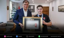 Başkan Tugay, altın madalyalı sporcuyu ağırladı