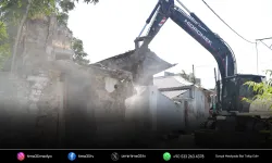 Konak’ta tehlike saçan yapılar tek tek yıkılıyor