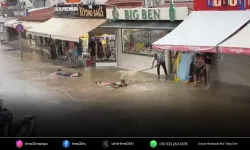 Şişme yataklarla sel sularında yüzdüler