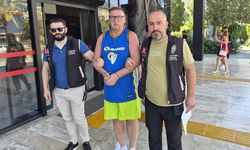 Türk bayrağına tüküren İngiliz turist tutuklandı