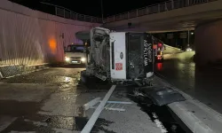 Virajı alamayan asfalt kamyonu alt geçide düştü