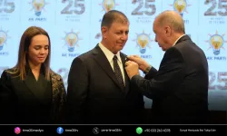 Cemil Tugay resmen AK Parti’de: Rozeti Erdoğan taktı