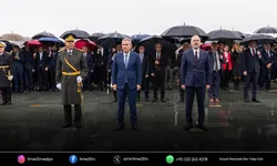 İzmir’de 29 Ekim kutlamaları çelenk sunma töreniyle başladı