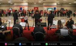 İzmir Metrosu’nu Cumhuriyet coşkusu sardı