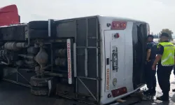 Midibüs, kaygan yolda devrildi; yaralılar var