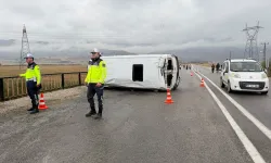 Öğrenci servisi devrildi; 12 yaralı