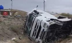 Yağış kazaya neden oldu: TIR devrildi