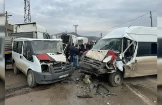 Minibüsler kafa kafaya çarpıştı: 18 yaralı