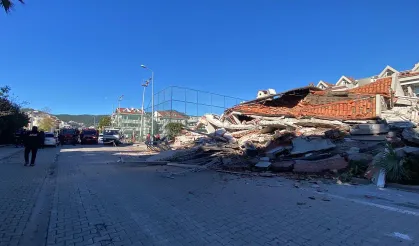 Tadilattaki 5 katlı apart otel çöktü