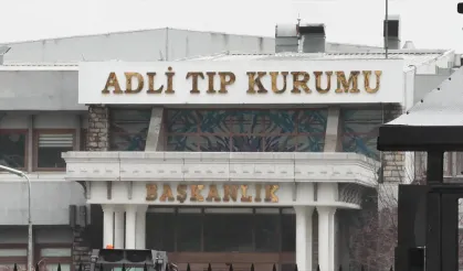 Durakta gördüğü eşini başından vurarak katletti!