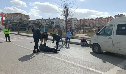 Minibüsün çarptığı yaya 32 metre ileriye fırladı