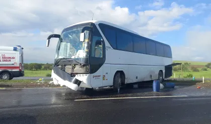 Aksaray'da tur otobüsü kaza yaptı: 16 yaralı