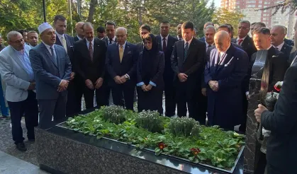 Bahçeli, Türkeş'in mezarını ziyaret etti