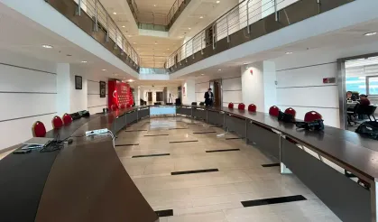 Tahliye sonrası CHP binasında onarım çalışması