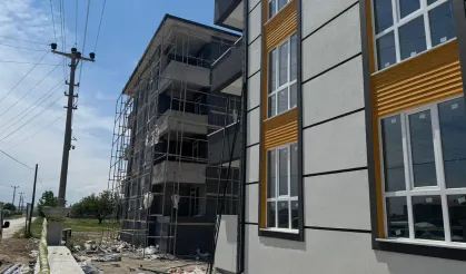 Elektrik akımına kapılan işçi, 4'üncü kattan düştü