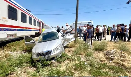 Tren, hemzemin geçitte otomobile çarptı