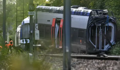 Fransa'da yolcu treni raydan çıktı: 44 yaralı