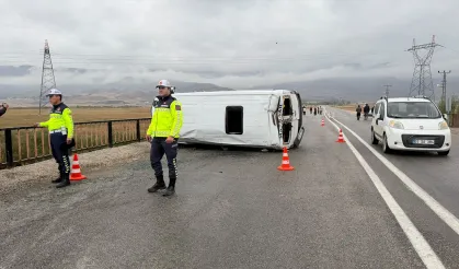 Öğrenci servisi devrildi; 12 yaralı