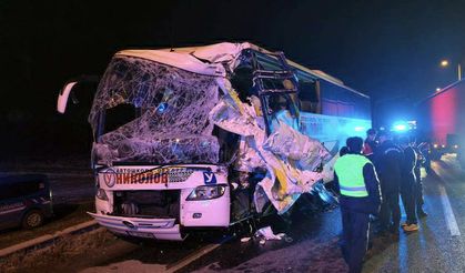 Tur otobüsü TIR'a çarptı: 10 yaralı
