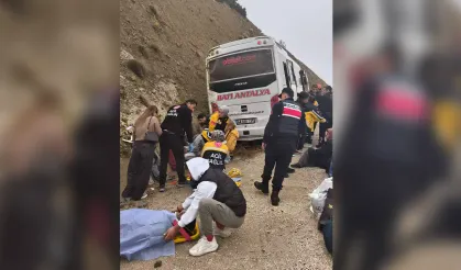 Yolcu midibüsü şarampole düştü: 9 yaralı